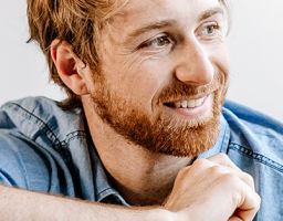 LUKAS HÖ.